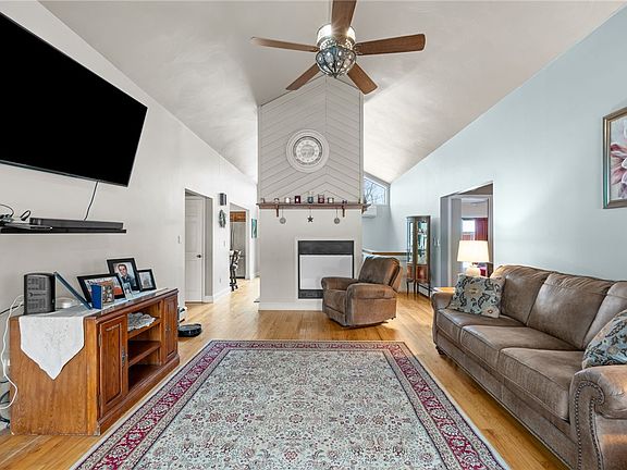 5th image of 8750 Lake Rd