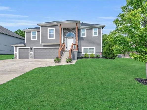 4760 Lakecrest Dr, Shawnee, KS 66218