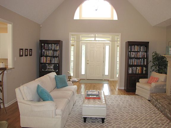 5th image of 745 Hirst Cir