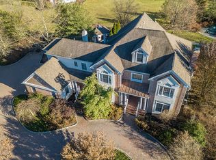 2 Nobadeer Dr, Pennington, NJ 08534