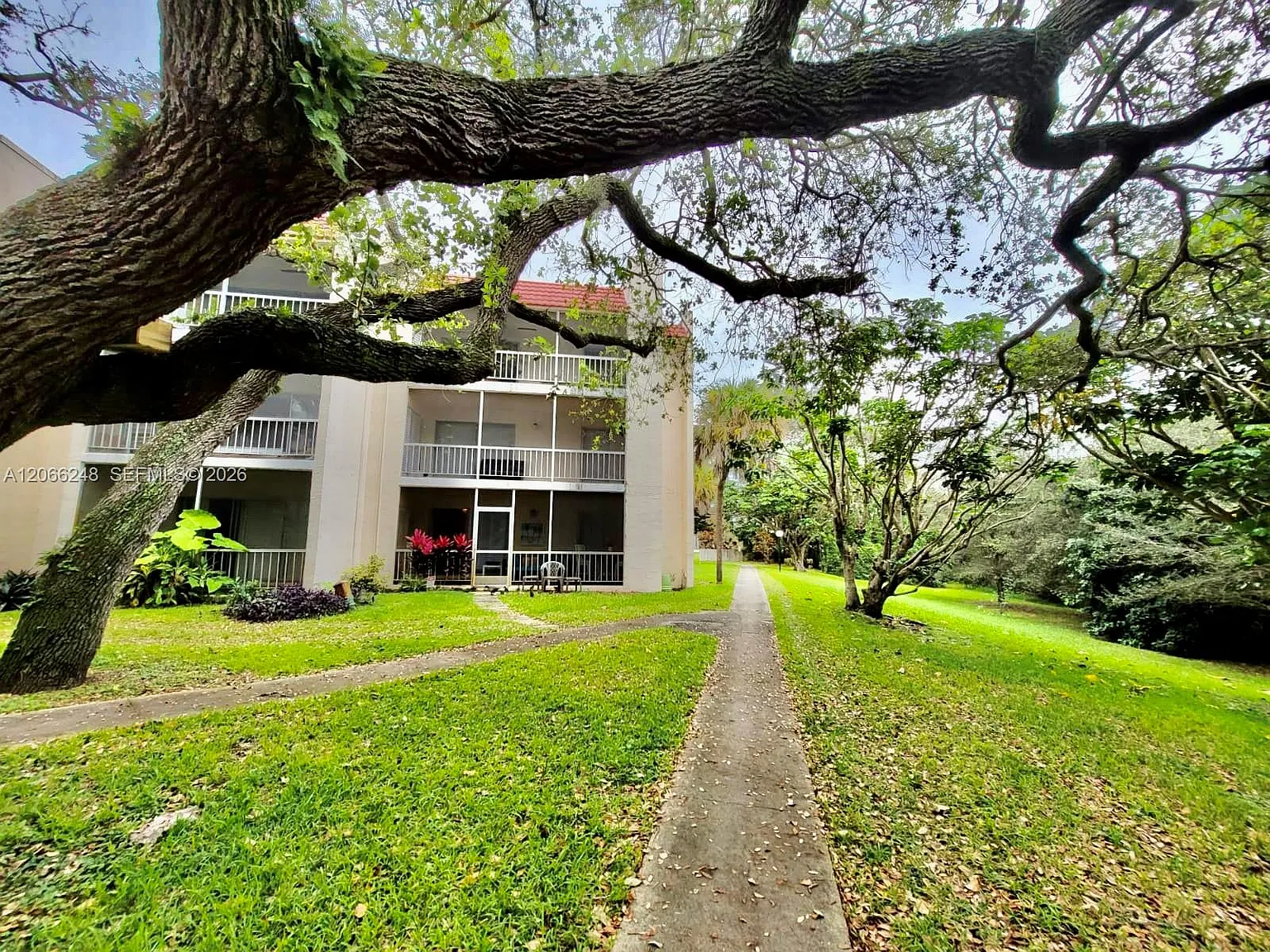 Spanish Oaks Condo — Photo 2