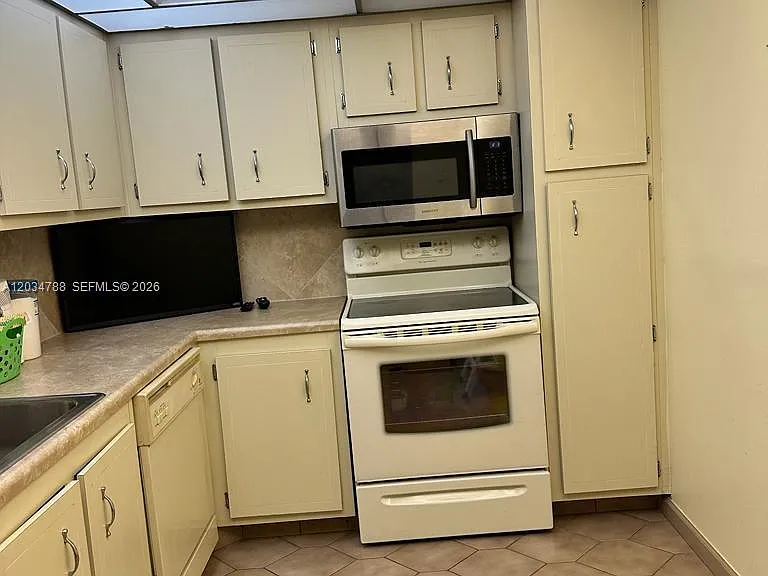 900 Saint Charles Pl #708 — Photo 2