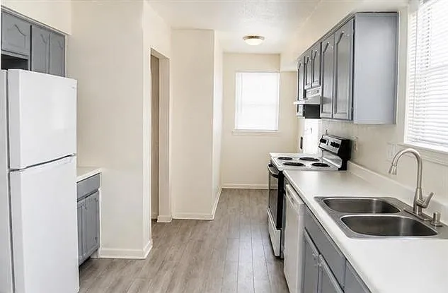 3 bed, 1.5 bath, 1750 sqft, $1,800 — Photo 3