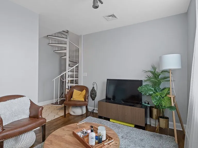 224 48th St #4H — Photo 2