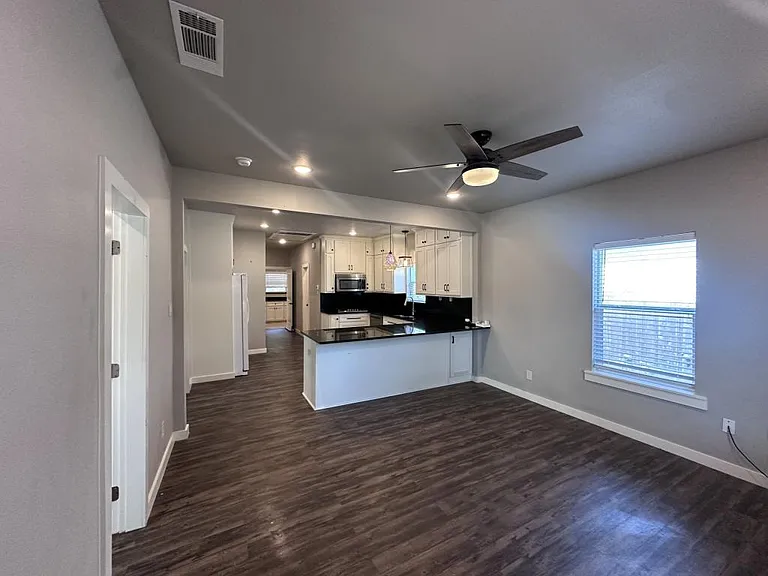 2903 Carpenter Ave — Photo 3