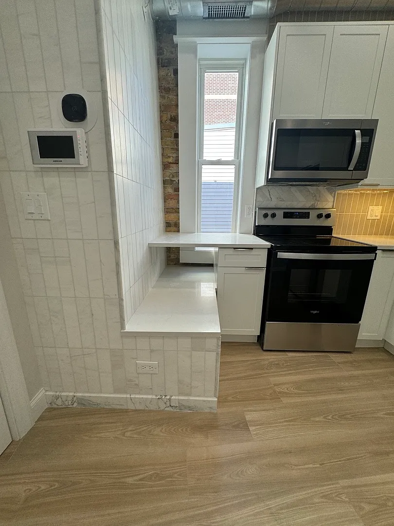 Studio, 450 sqft, $1,995 — Photo 3