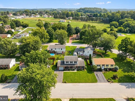4th image of 19 Garden Ln