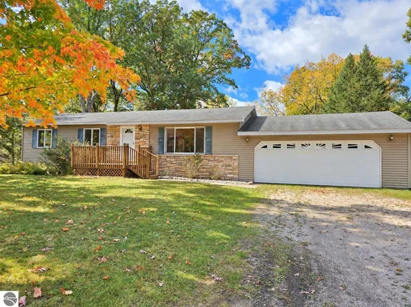 3868 Cecil Rd, Cadillac, MI 49601