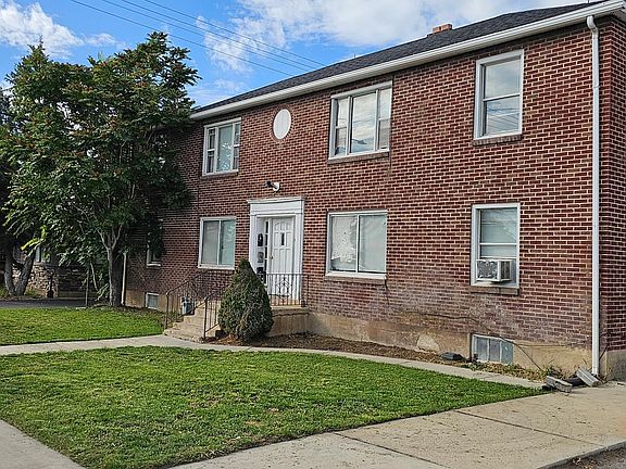 2nd image of 40 W 400th St N #6