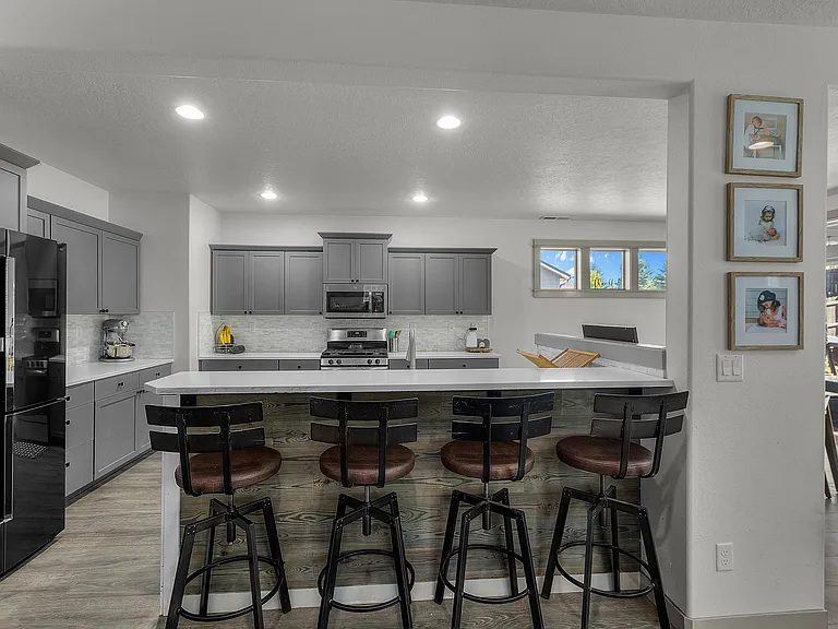 4476 SW Salmon Pl — Photo 6