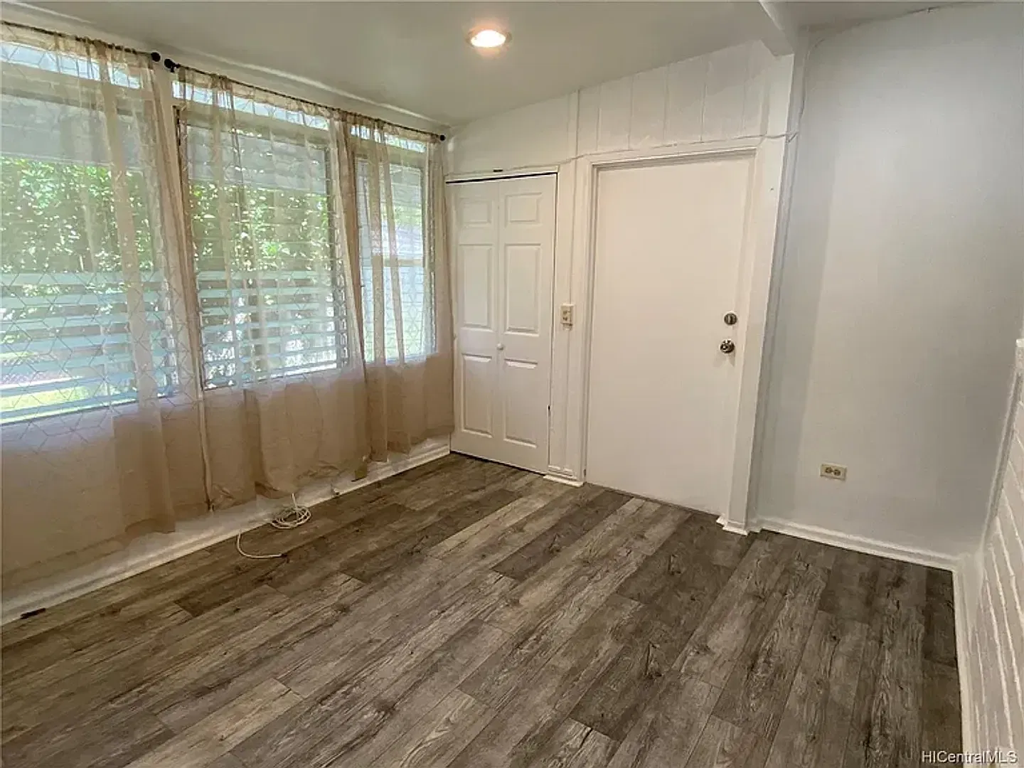 Spacious 1 Bedroom in Nuuanu with AC, Parking, Outdoor Patio — Photo 3