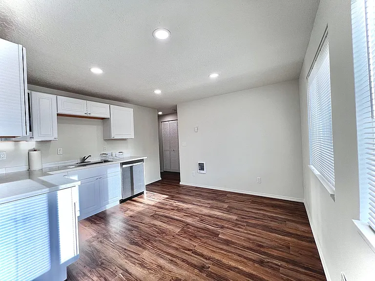 4702 NE 32nd Pl — Photo 3