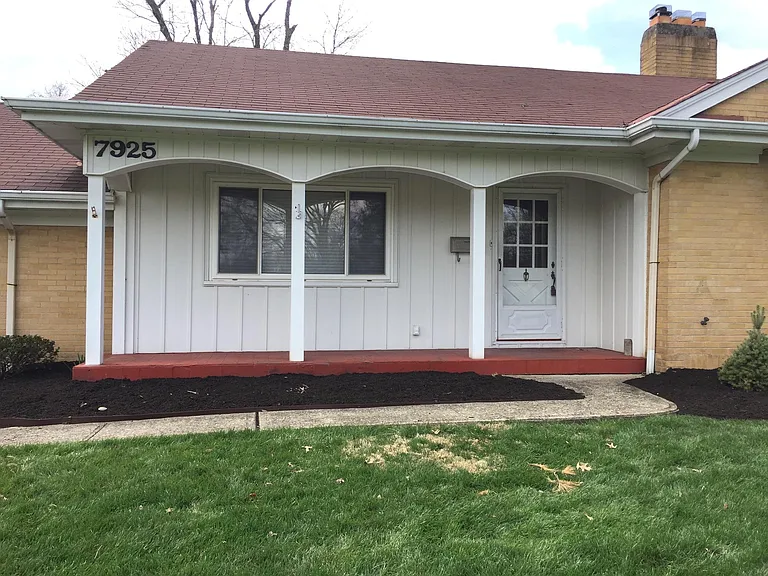 7925 Sagamore Dr — Photo 23