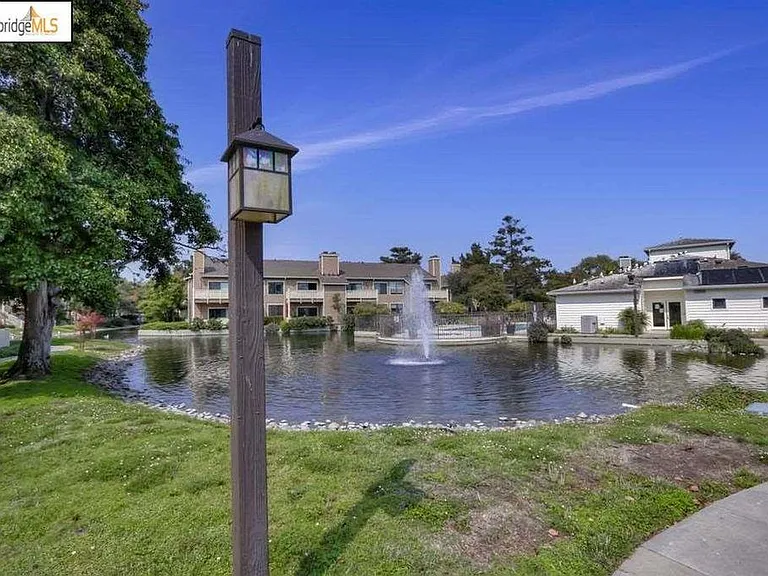 185 Lakeshore Ct — Photo 17
