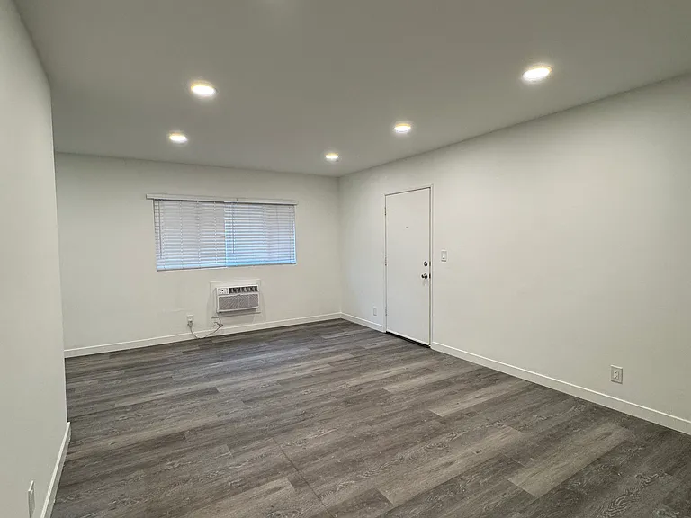 15029 Burbank Blvd #1 — Photo 9