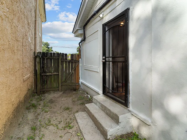 132 Jenks St — Photo 27