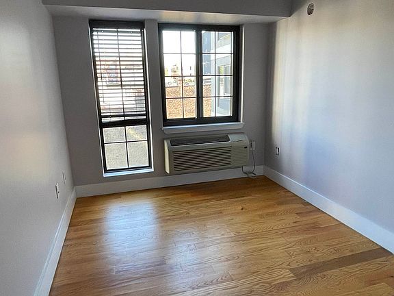 5th image of 121 Jefferson Ave APT 7