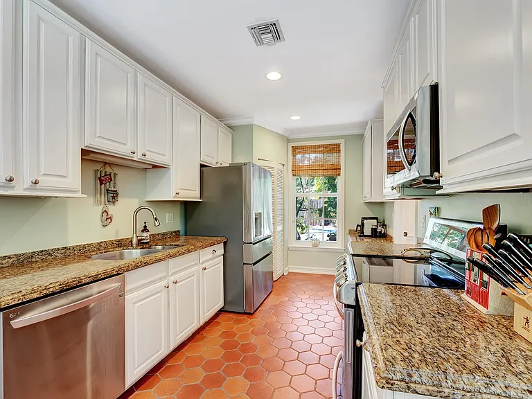306 N Swinton Ave — Photo 39