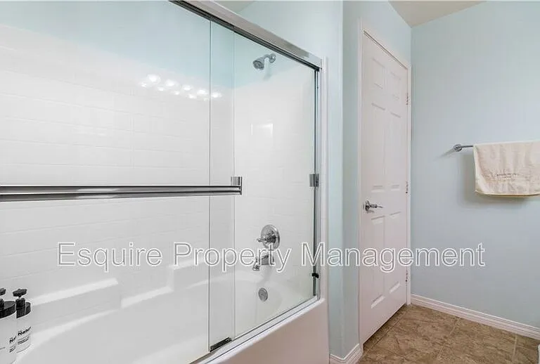 243 Riverdale Ct #404 — Photo 10