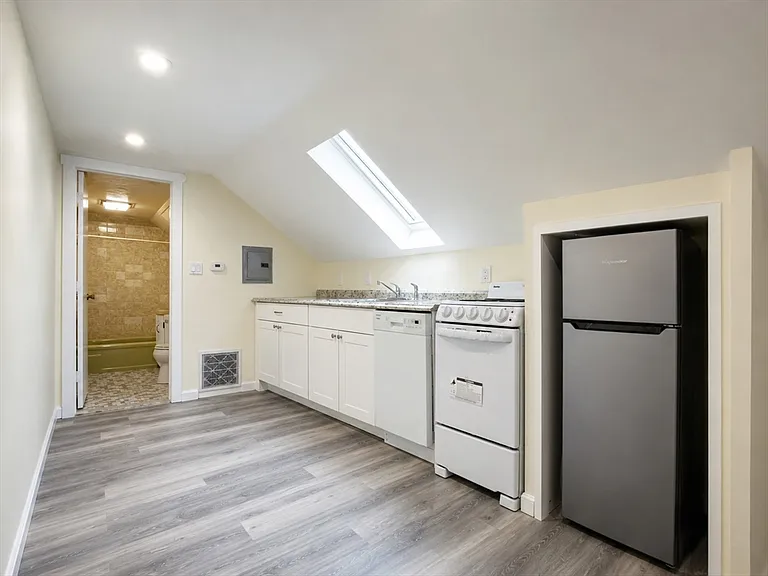 5 Parkdale St #B — Photo 4