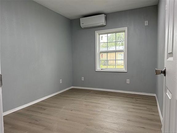 4th image of 1503 S Elm Ave