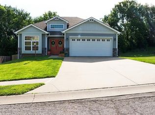 6211 Meadow View Dr, Saint Joseph, MO 64504