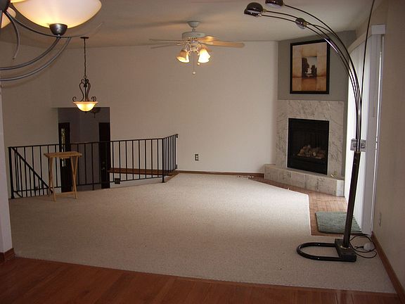 Open floor plan LR w/gas fireplace