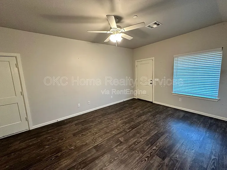 409 Summit Ridge Dr — Photo 2
