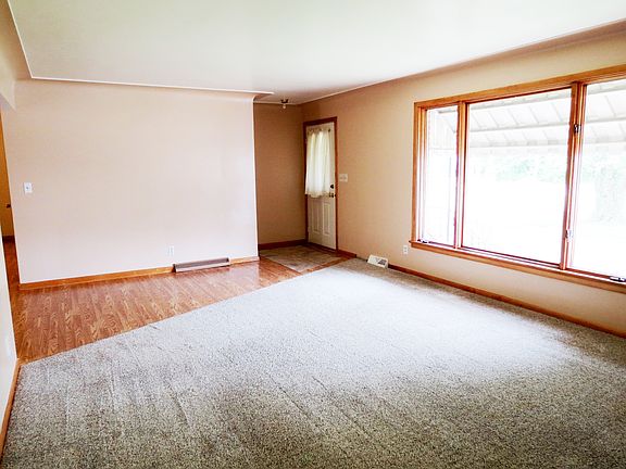 3rd image of 1029 Logan Ave