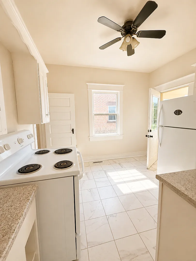 3 Bedroom 1.5 Bathroom HOUSE — Photo 3