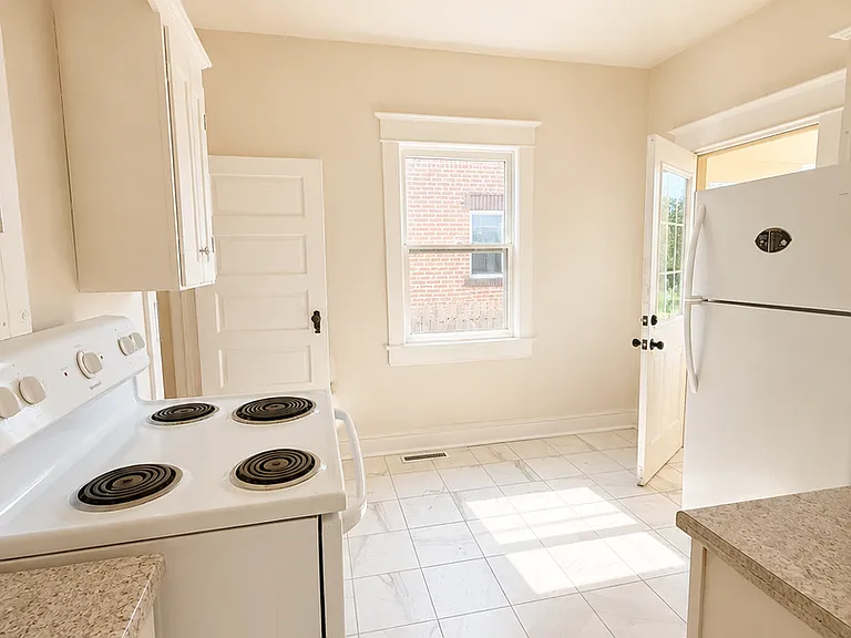 129 N Olive St — Photo 3