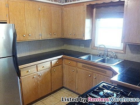 3rd image of 3429 Buchanan St NE