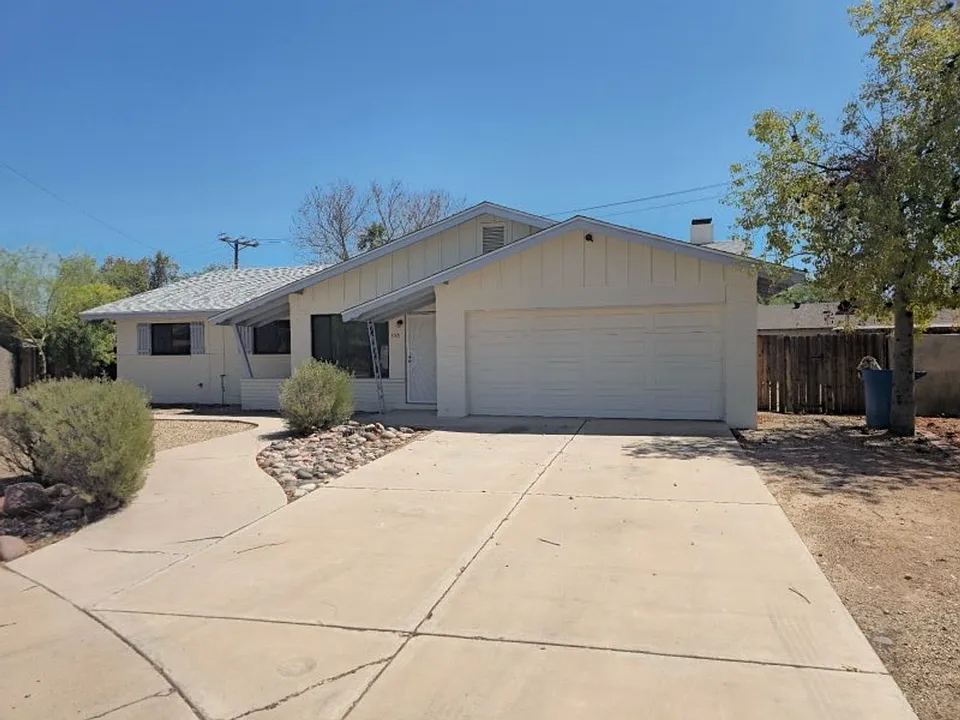 133 E Del Rio Dr