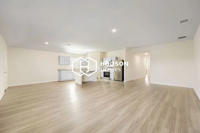 414 Rose Ave — Photo 2