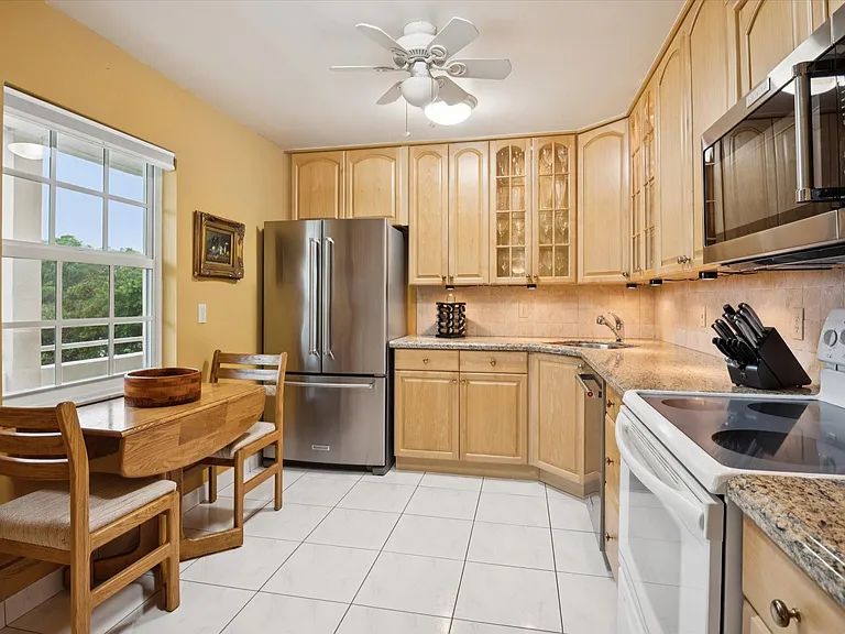 3900 Oaks Clubhouse Dr #409 — Photo 5