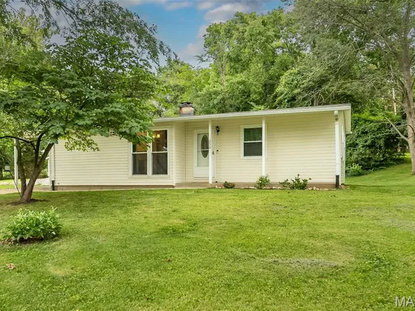 250 Sunset Dr, Ballwin, MO 63011