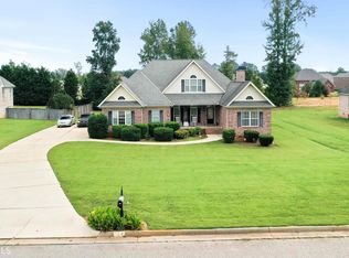 124 Natures Pointe Dr, Hampton, GA 30228