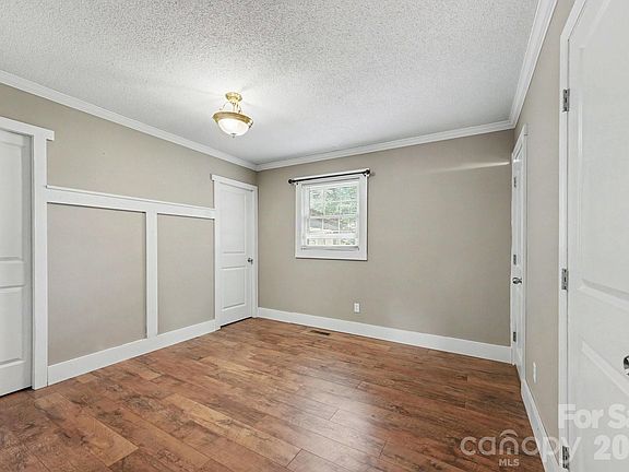 3rd image of 1138 Graham St