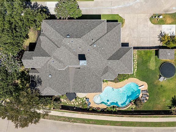 2nd image of 900 Bandera Ct