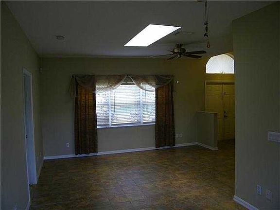 3rd image of 632 NW Walnut Ln