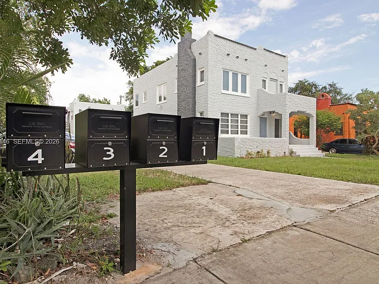 327 SW 20th St #2 — Photo 2