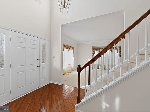 3rd image of 221 Cullen Way
