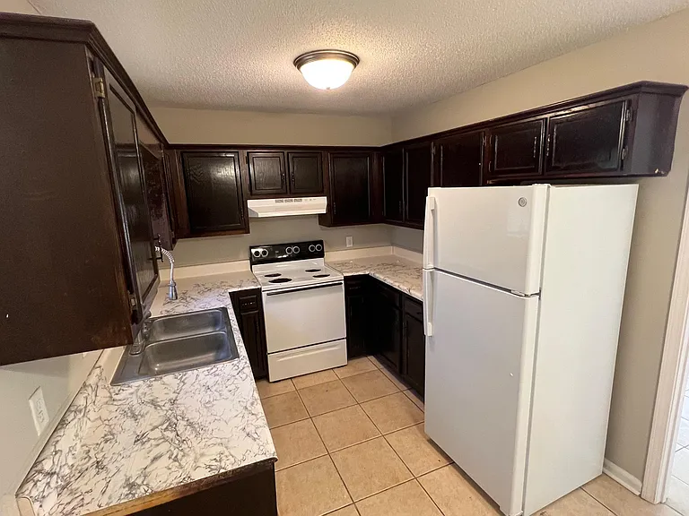 811 Robin Hood Trl — Photo 8