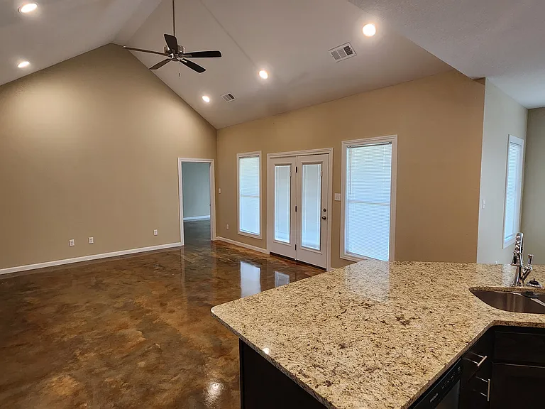 2203 Everett Dr — Photo 5