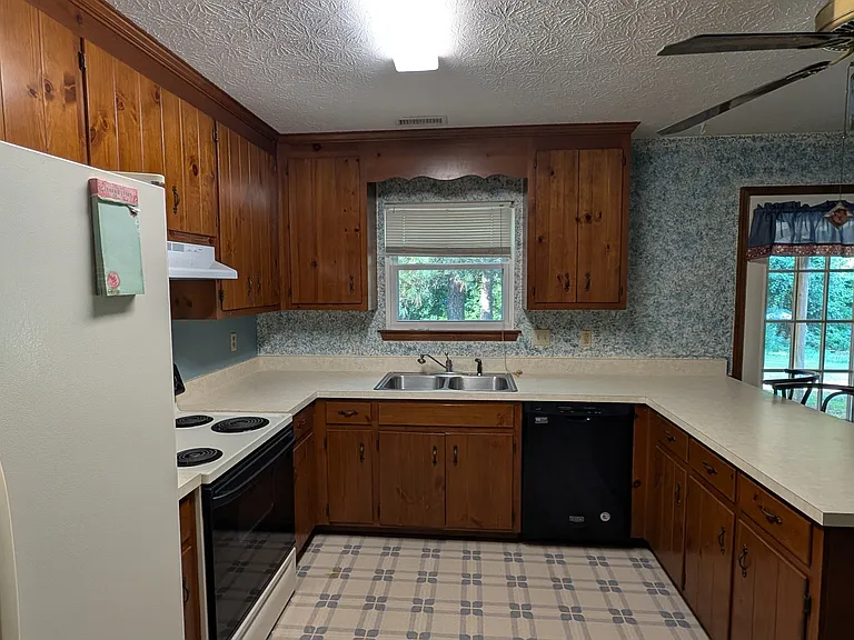 693 Trails Ln — Photo 6