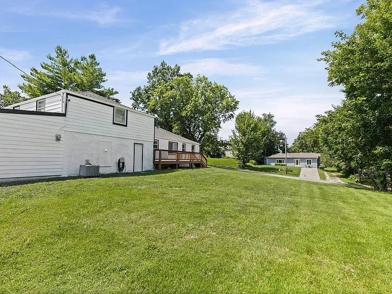938 Locust Ave — Photo 35