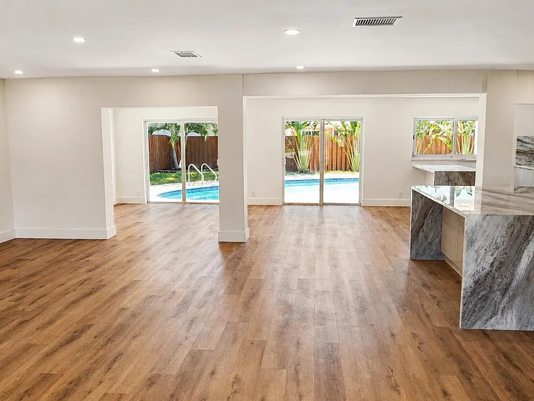 4815 Cleveland St — Photo 3