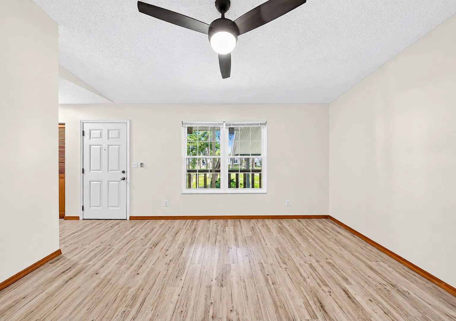 Updated & Move-In Ready 2BR/2BA Condo in Prime Holly Hill Location — Photo 4