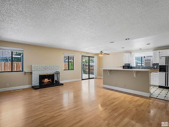3rd image of 3279 Candelaria Dr