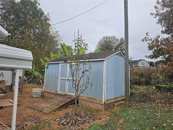 5th image of 511 Highland St